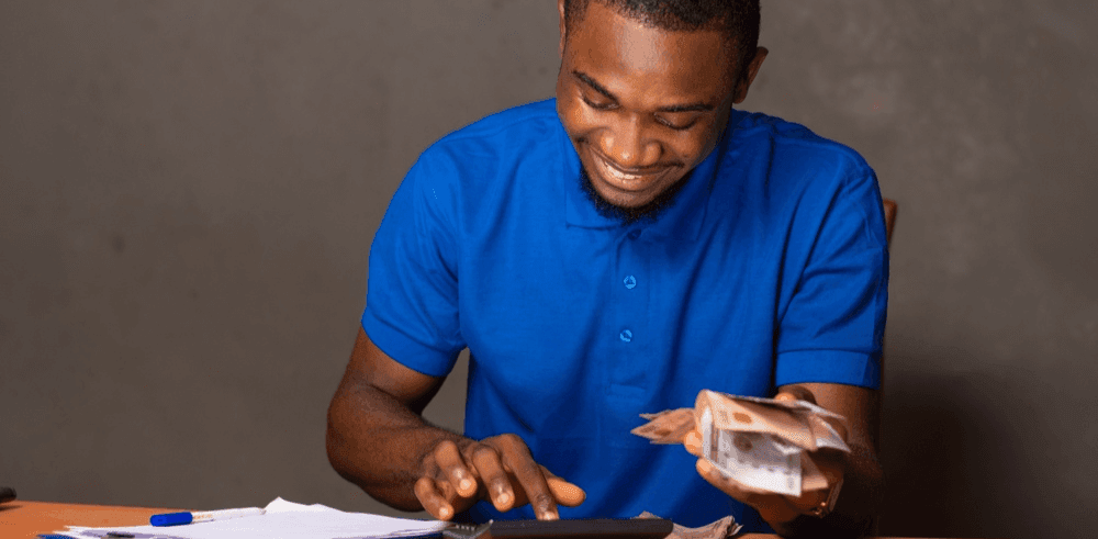 Étudiant africain gérant son budget d’études en Tunisie