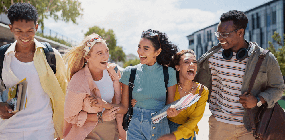 Étudiants tunisiens accueillant un nouvel étudiant africain heureux